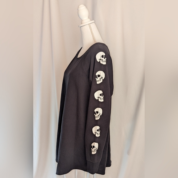 Torrid Black Tunic Length Sweatshirt w Graphic Skull Sleeves Sz 1 GC Plz Read - Picture 2 of 13